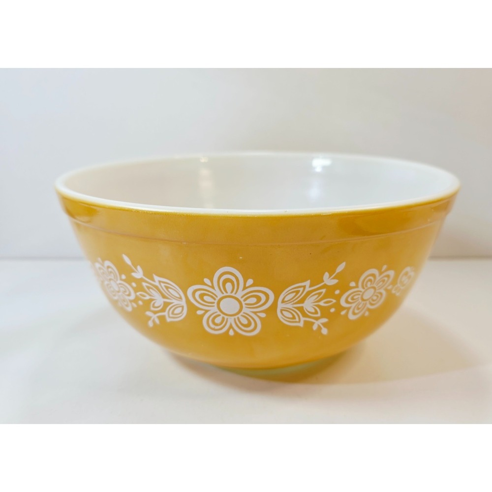 Vintage Pyrex Butterfly Gold Pattern 2.5 Qt Mixing or Serving Bowl Yellow White